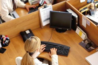 Addetti operano al computer