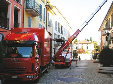 Mezzi ScaDa lungo una via pubblica